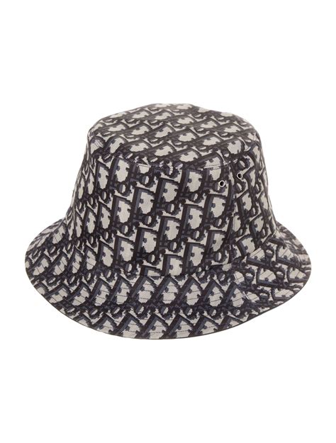 dior oblique bucket hat.